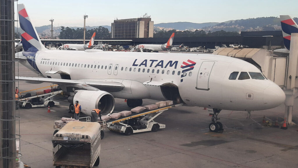 LATAM lanza nueva ruta entre Recife y Buenos Aires a partir de diciembre Avión Airbus A320 de LATAM en aeropuerto de Brasil