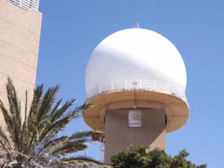 Radar primario 3D de ENAIRE en Canarias instalado sobre torre cilíndrica, bajo cielo despejado