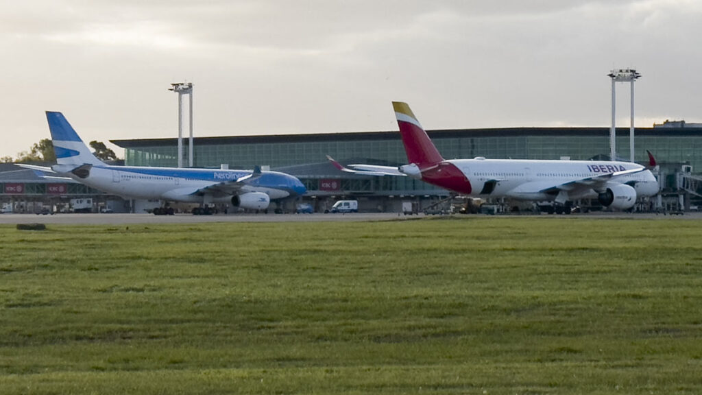 Récord de vuelos internacionales y fuerte crecimiento del sector aerocomercial argentino Aviones de Aerolíneas Argentinas e Iberia en el Aeropuerto Internacional de Ezeiza durante junio de 2025