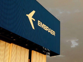 Hangar con el logo de Embraer al atardecer, símbolo de la industria aeronáutica brasileña excluida de los aranceles de EE. UU.