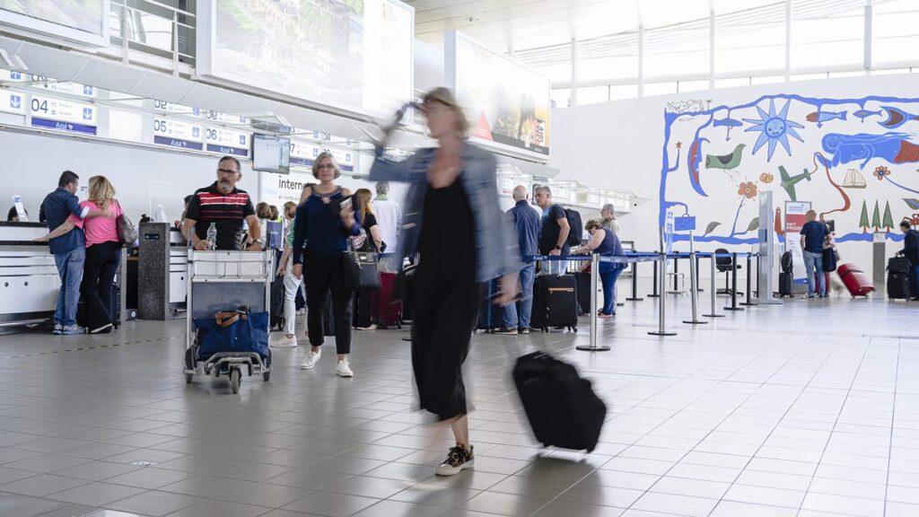 Aeropuerto de Punta del Este vive el invierno más activo en 12 años Pasajeros en la terminal del Aeropuerto Internacional de Punta del Este durante la temporada invernal 2025