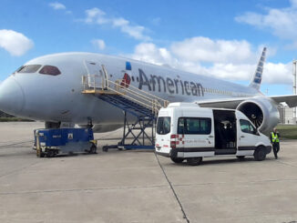 Avión Boeing 787 de American Airlines en el Aeropuerto Internacional de Ezeiza durante operaciones en plataforma