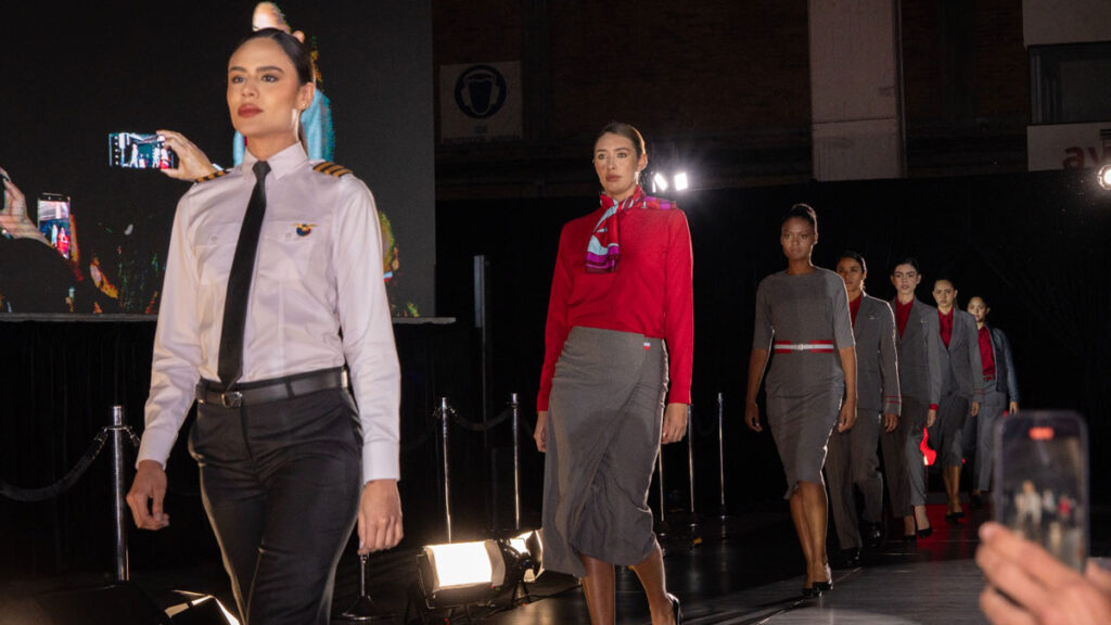 Tripulación de Avianca desfila los nuevos uniformes 2025 durante la presentación oficial en Bogotá