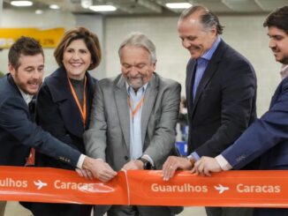 Corte de cinta inaugural del vuelo directo São Paulo-Guarulhos – Caracas de GOL Linhas Aéreas, con Danillo Barbizan, Ana Paula Cuencas, Alberto Fajerman, Cláudio Ferreira y Bruno Balan en el Aeropuerto Internacional de Guarulhos.