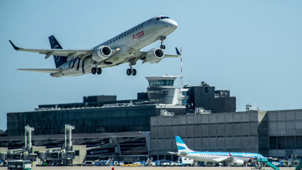 Paro de controladores aéreos en Argentina: vuelos cancelados y reprogramaciones Avión despegando en Aeroparque Jorge Newbery durante el paro de controladores aéreos en Argentina