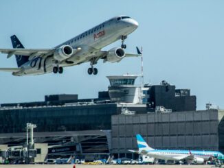 Avión despegando en Aeroparque Jorge Newbery durante el paro de controladores aéreos en Argentina