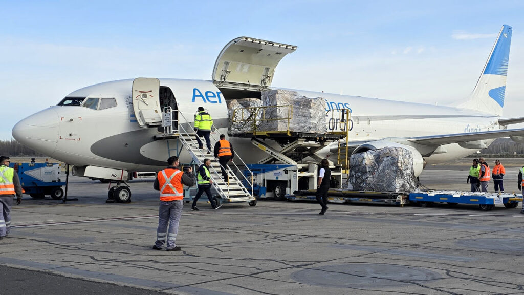 Mercado Libre y Aerolíneas Argentinas Cargo lanzan prueba piloto de vuelos de carga Boeing 737-800F de Aerolíneas Argentinas Cargo operando en Neuquén durante la prueba piloto con Mercado Libre