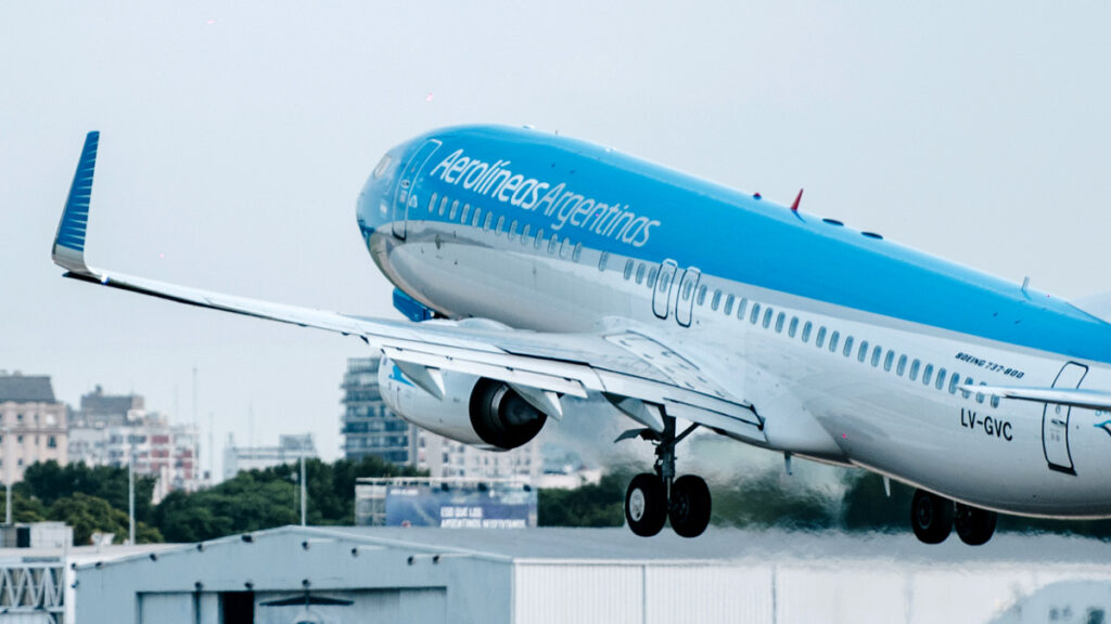 Aerolíneas Argentinas suma rutas de verano desde Brasil y más vuelos a Uruguay Avión de Aerolíneas Argentinas despegando en nuevas rutas de verano hacia Uruguay