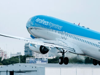 Avión de Aerolíneas Argentinas despegando en nuevas rutas de verano hacia Uruguay