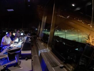 Controladores aéreos de ENAIRE trabajando en la torre de control durante el verano de 2025 en España, con récords de tráfico aéreo y menos demoras