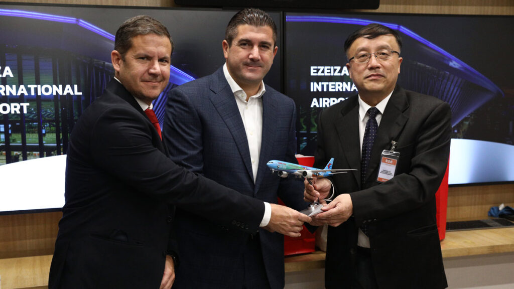 Ezeiza se prepara para recibir a China Eastern Airlines Autoridades de Ezeiza y China Eastern Airlines oficializan la llegada de vuelos directos a Argentina