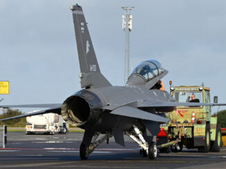 F-16 de la Fuerza Aérea Argentina remolcado en Dinamarca tras su pintado final