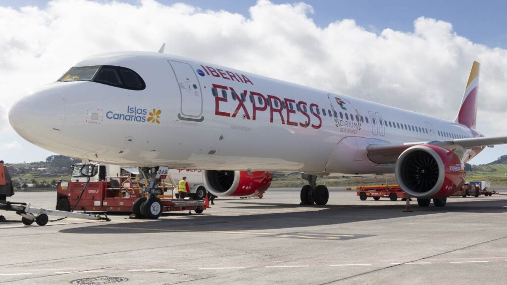 Iberia Express refuerza su operativa en Canarias con más vuelos y capacidad Avión Airbus A321neo de Iberia Express en Canarias tras el refuerzo de vuelos y capacidad hacia Madrid