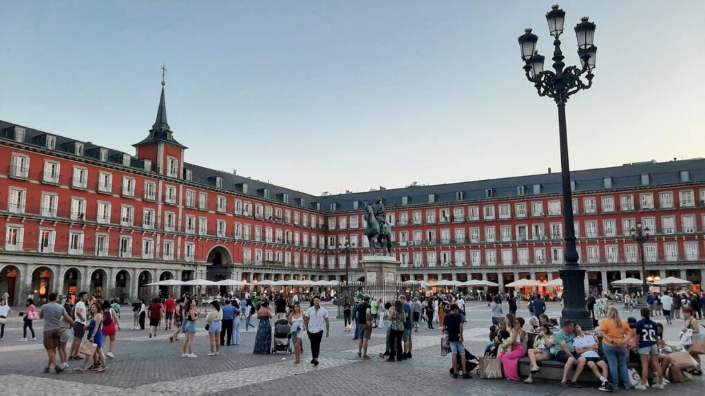 Iberia refuerza su Stopover Hola Madrid con más beneficios y alianzas Plaza Mayor de Madrid, experiencia cultural incluida en el programa Stopover Hola Madrid de Iberia