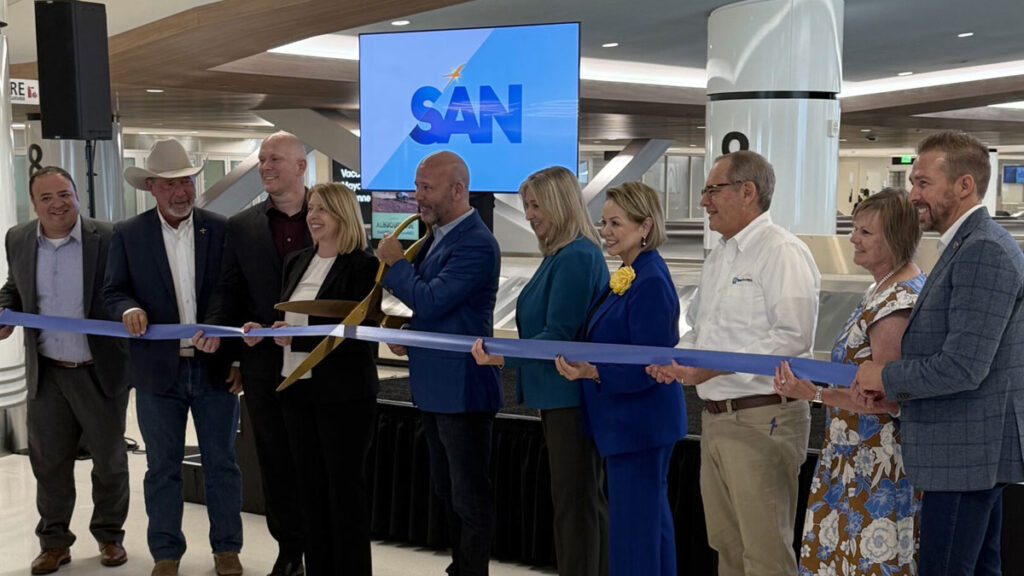 Inauguran la nueva Terminal 1 del Aeropuerto Internacional de San Diego Corte de cinta en la inauguración del nuevo Terminal 1 del Aeropuerto Internacional de San Diego