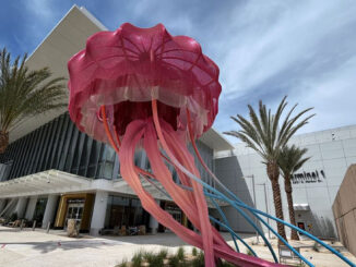 Escultura RISE en forma de medusa frente al nuevo Terminal 1 del Aeropuerto Internacional de San Diego