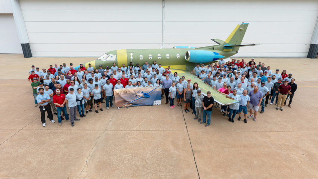 Primer Cessna Citation Ascend de producción sale de la planta en Wichita Primer Cessna Citation Ascend de producción presentado en Wichita junto al equipo de Textron Aviation