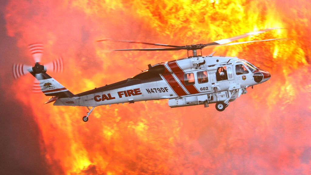 Sikorsky y CAL FIRE desarrollarán un FIREHAWK autónomo para combatir incendios Helicóptero Sikorsky FIREHAWK de CAL FIRE combatiendo incendios forestales en California
