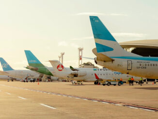 Aviones de distintas aerolíneas en el Aeropuerto de Carrasco, reflejando el crecimiento de los vuelos a Uruguay desde Brasil y Argentina.