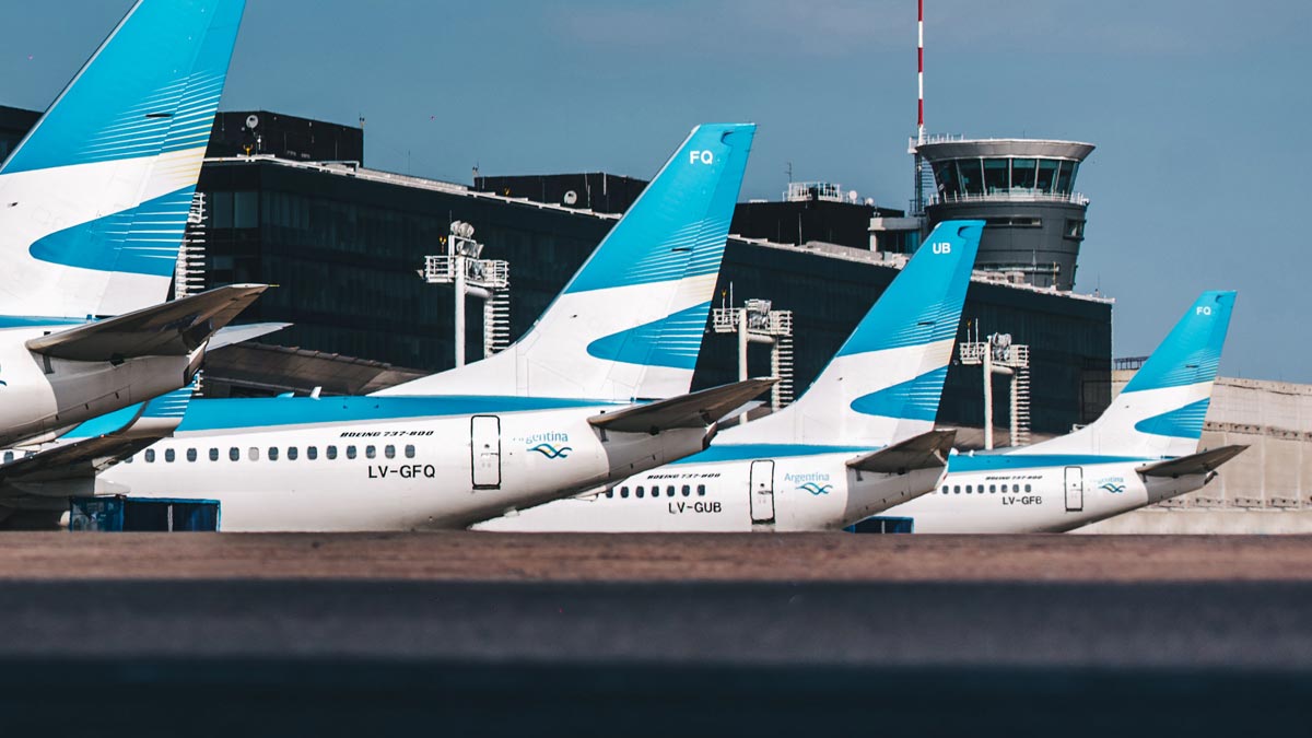 Aerolíneas Argentinas advierte demoras por asamblea de pilotos en Aeroparque Aerolíneas Argentinas advierte demoras en Aeroparque por una nueva asamblea de pilotos convocada por APLA.
