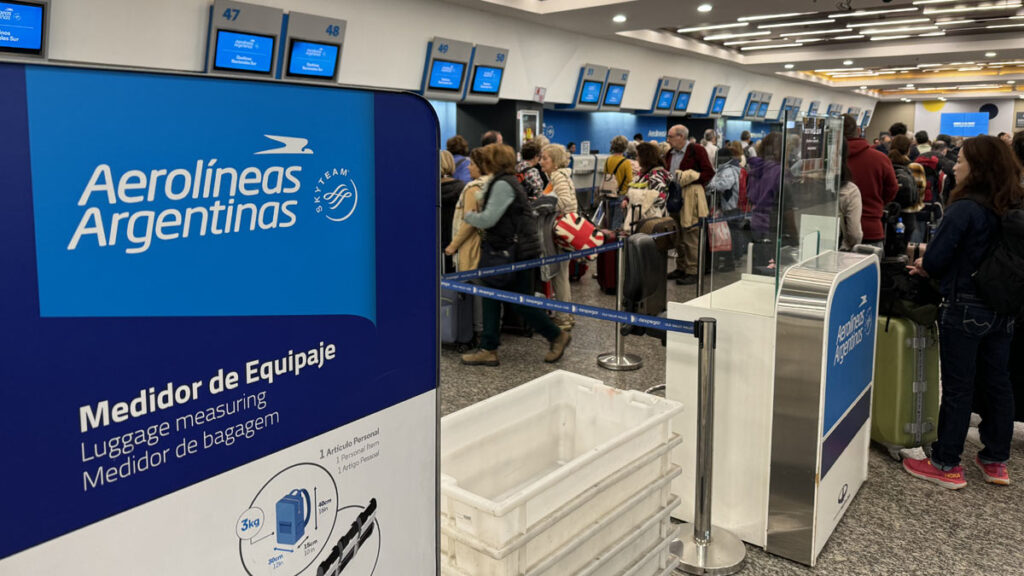 Aerolíneas Argentinas advierte demoras por una nueva medida gremial de APLA Pasajeros realizan el check-in en mostradores de Aerolíneas Argentinas durante demoras por una medida gremial de APLA