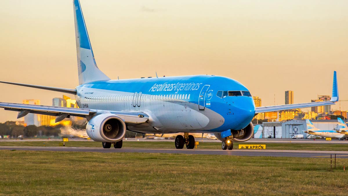 Aerolíneas Argentinas suspende ocho Boeing 737-800 por revisión de motores CFM56 Boeing 737-800 de Aerolíneas Argentinas en plataforma, suspendido temporalmente por revisión de motores CFM56