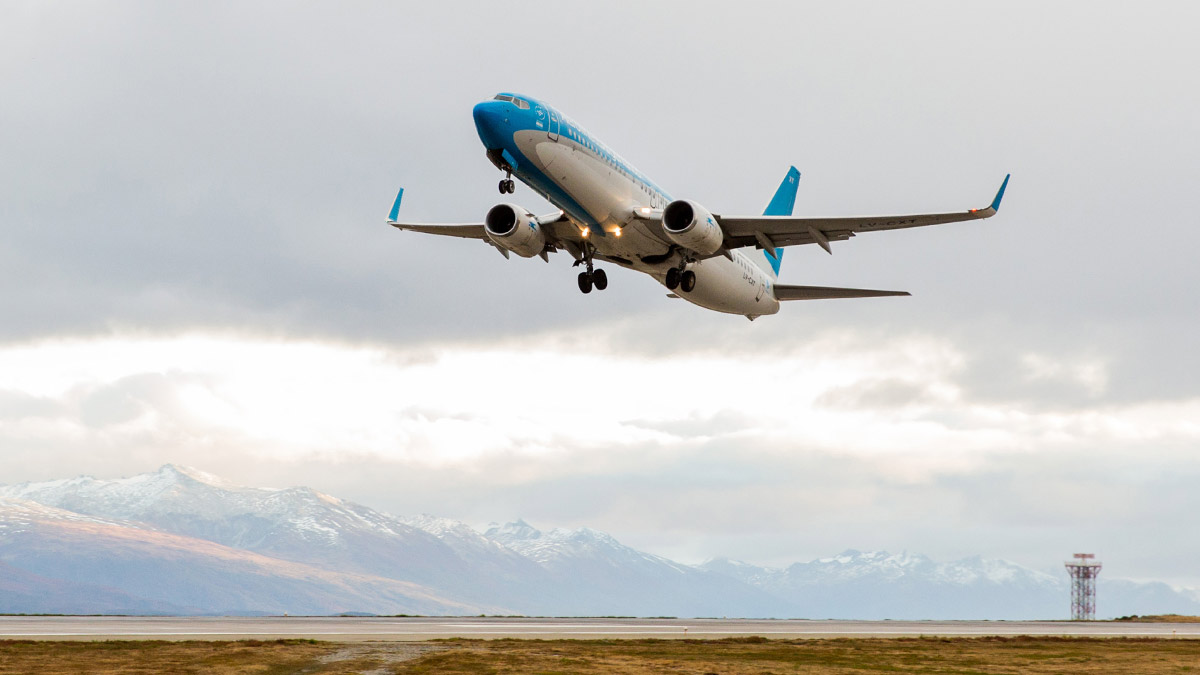 Aerolíneas Argentinas conectará San Pablo con Bariloche y Ushuaia durante el invierno 2026 Avión de Aerolíneas Argentinas despegando hacia Bariloche y Ushuaia en la temporada de invierno 2026
