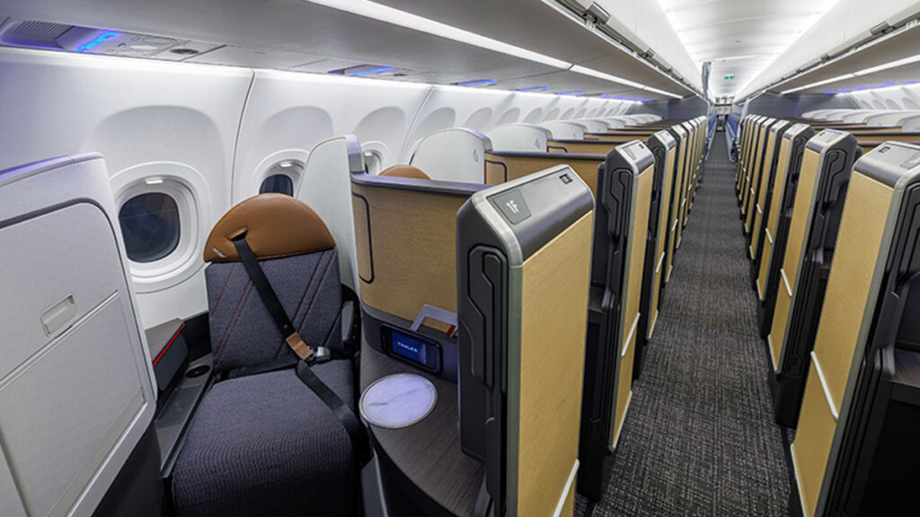 American Airlines recibe su primer Airbus A321XLR y se prepara para estrenarlo en diciembre Interior de la nueva cabina Flagship Suite® del Airbus A321XLR de American Airlines, con asientos reclinables y puertas de privacidad.