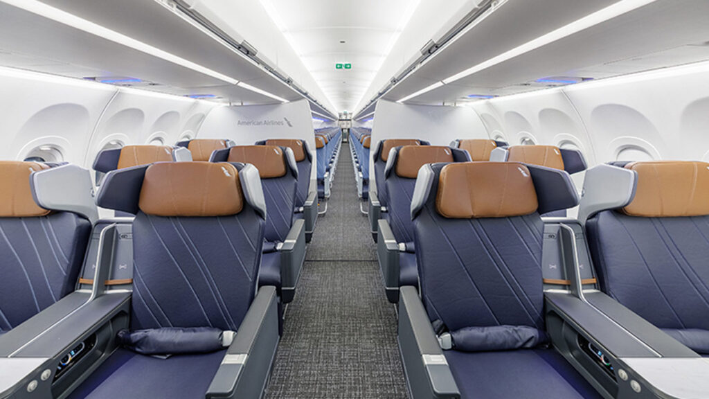 American Airlines recibe su primer Airbus A321XLR y se prepara para estrenarlo en diciembre Cabina Premium Economy del Airbus A321XLR de American Airlines con asientos ergonómicos y nuevo diseño para rutas transcontinentales.