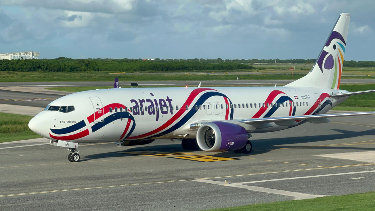 Arajet operará vuelos humanitarios gratuitos desde Jamaica tras el huracán Melissa Avión Boeing 737-MAX8 de Arajet en plataforma para operar vuelos humanitarios desde Jamaica