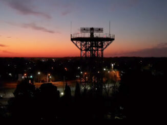 Radar secundario modernizado del Aeropuerto de Santa Rosa, operado por EANA, al atardecer sobre la ciudad de La Pampa