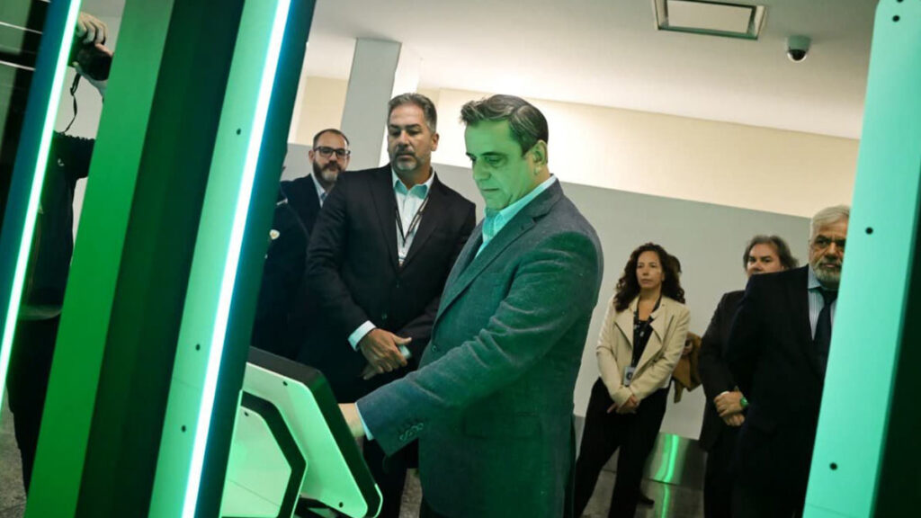 El ministro del Interior Lisandro Catalán presenta el sistema Migraciones Express en el Aeropuerto Internacional de Ezeiza