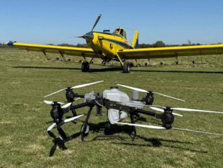 Avión agrícola y dron pulverizador en demostración del Programa APC de la Fundación Benet