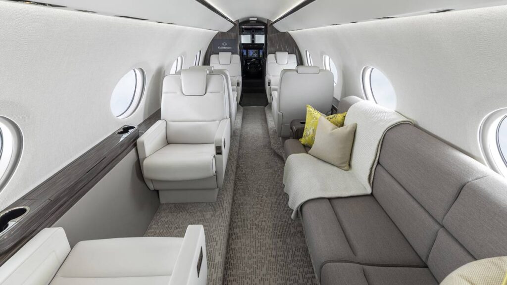 Gulfstream presenta el nuevo G300, su jet ejecutivo de próxima generación Interior del nuevo jet ejecutivo Gulfstream G300 con diseño de cabina espaciosa, asientos de lujo y ventanales panorámicos