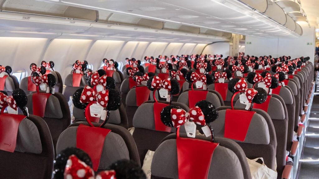 Iberia inaugura su nueva ruta directa entre Madrid y Orlando Interior del avión de Iberia decorado con orejas de Minnie Mouse durante el vuelo inaugural de la nueva ruta directa Madrid–Orlando.