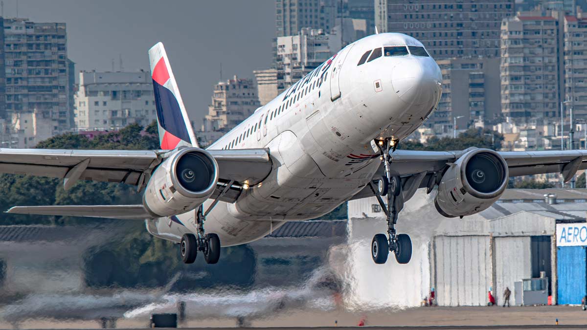 LATAM inaugura su nueva ruta directa entre Córdoba y São Paulo Avión de LATAM Airlines despegando durante una operación comercial en Argentina