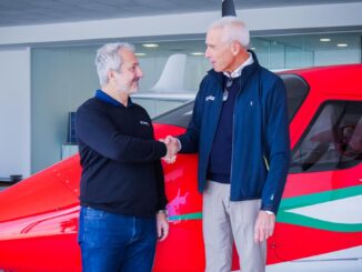 Representantes de Professional Aviation durante la entrega del Tecnam P2006T NG en Italia