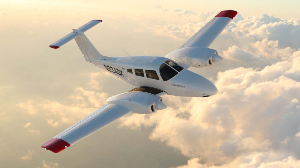 Skyborne ordena cinco Piper Seminole DX para su flota de entrenamiento Piper Seminole DX de Skyborne Airline Academy en vuelo sobre las nubes