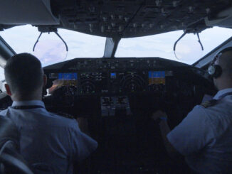 Pilotos en cabina durante una transmisión de datos vía VHF en vuelo, parte de las pruebas del proyecto Startical desde el espacio
