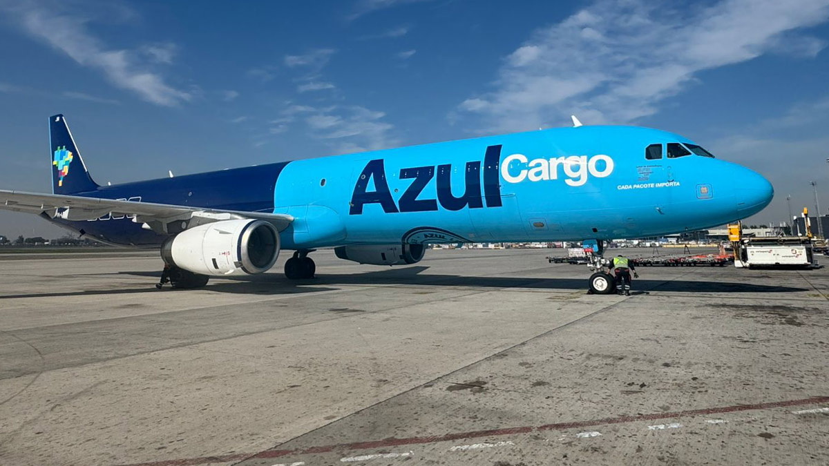 Argentina autoriza a Azul Cargo a operar vuelos cargueros regulares desde 2026 A321ceo P2F de Azul Cargo en plataforma durante operación de carga.