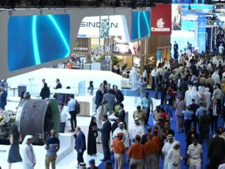Afluencia de público y exhibiciones en el Dubai Airshow 2025, con stands de empresas aeronáuticas y motores expuestos en el recinto ferial.