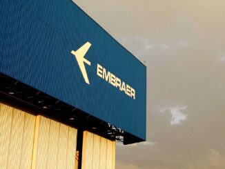 Fachada de un hangar de Embraer en Florida, donde la compañía activó su mayor proyecto de energía solar.