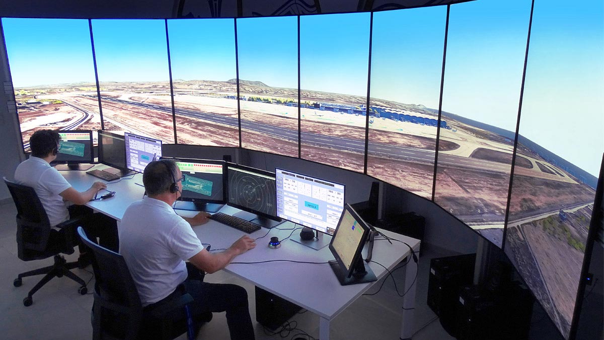 España eleva el entrenamiento de controladores aéreos con nuevos simuladores Simuladores avanzados para entrenamiento de controladores aéreos en España con pantallas 4K y sistemas radar