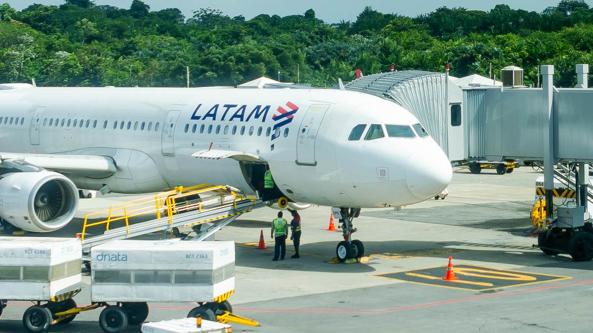 LATAM presenta su agenda de sostenibilidad para la COP30 en Belém Avión de LATAM en plataforma del aeropuerto de Belém, en Brasil, como parte de la participación de la aerolínea en la COP30.