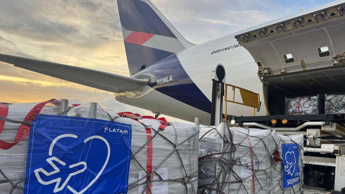 LATAM Cargo realiza vuelo humanitario para asistir a Jamaica tras el huracán Melissa Avión de LATAM Cargo cargando ayuda humanitaria del programa Avión Solidario para Jamaica tras el huracán Melissa