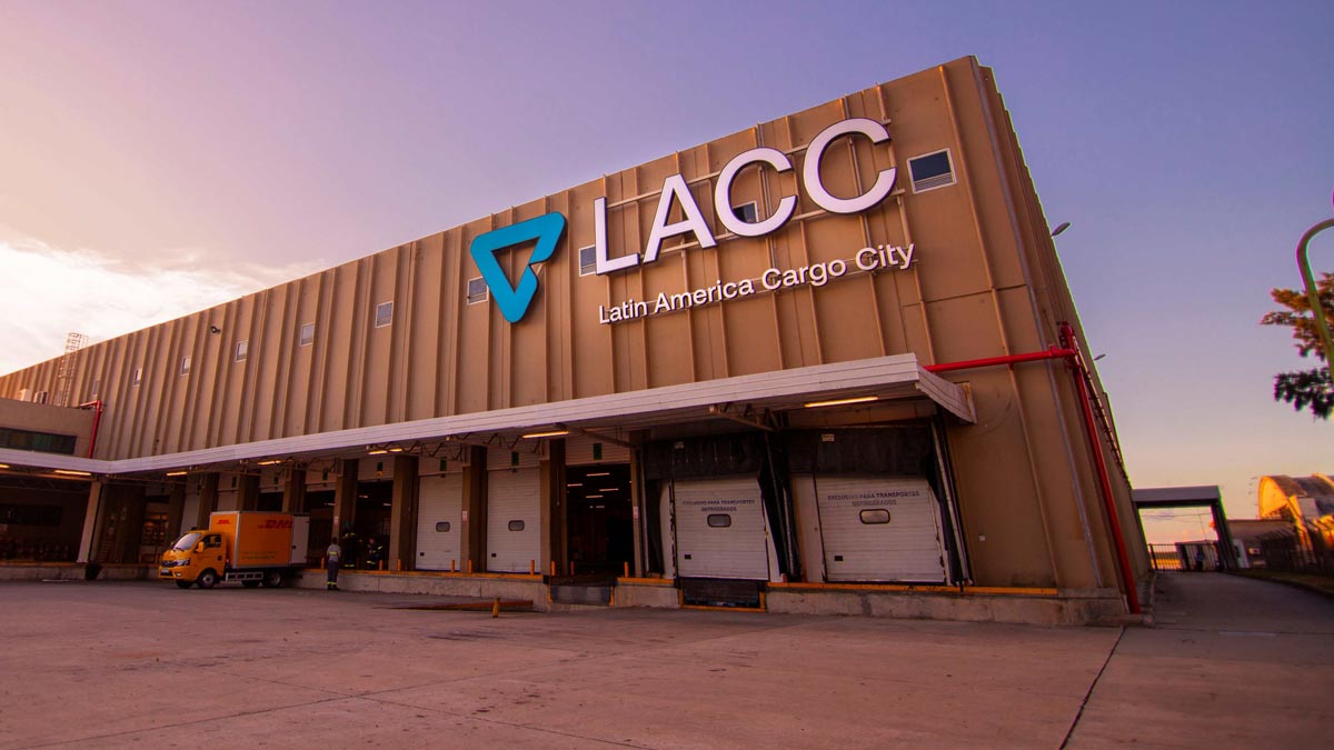 Latin America Cargo City recibe Medalla de Plata de EcoVadis por sus prácticas sostenibles Fachada de Latin America Cargo City en el Aeropuerto de Carrasco, vista al atardecer