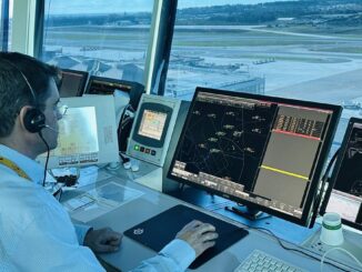 Controlador aéreo de ENAIRE operando sistemas de gestión del tráfico en la torre del aeropuerto de Málaga.