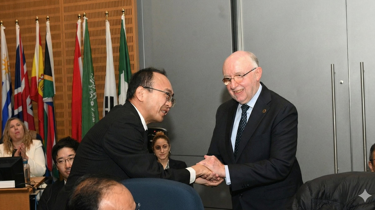 Toshiyuki Onuma será el nuevo Presidente del Consejo de la OACI desde 2026 Toshiyuki Onuma saluda a Salvatore Sciacchitano durante la sesión del Consejo de la OACI.