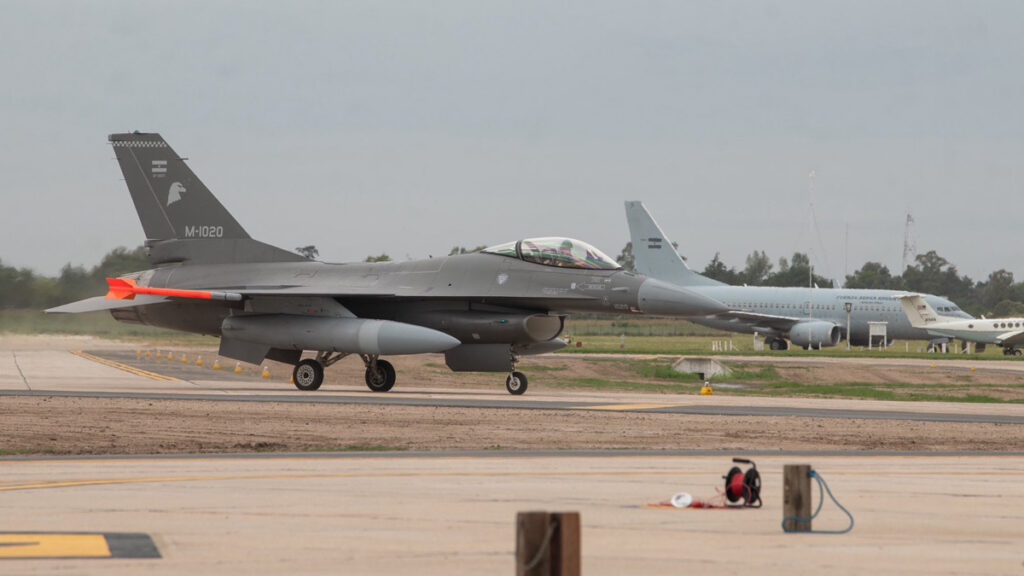 Argentina presentó sus primeros F-16 y recupera su capacidad supersónica F-16 Fighting Falcon llegando al Área Material Rio Cuarto, Córdoba.