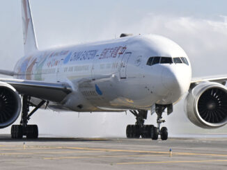 Bautismo de agua al Boeing 777 de China Eastern Airlines en la pista del Aeropuerto de Ezeiza, celebrando la nueva conexión aérea China-Argentina.